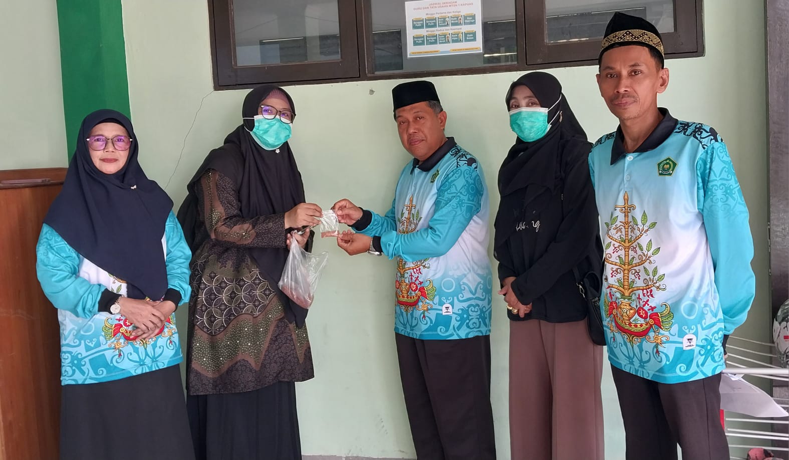 Lindungi Siswa dari Demam Berdarah, Puskesmas Melati Sambangi MTsN 1 Kapuas untuk Distribusikan Obat